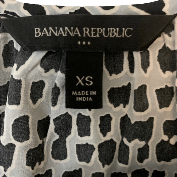 3 sleeveless Women's dress shirts. Banana Republic, and H&M size small, X small. - Picture 10 of 14